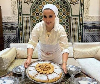 Al Lady from Fez making a Pastilla dish